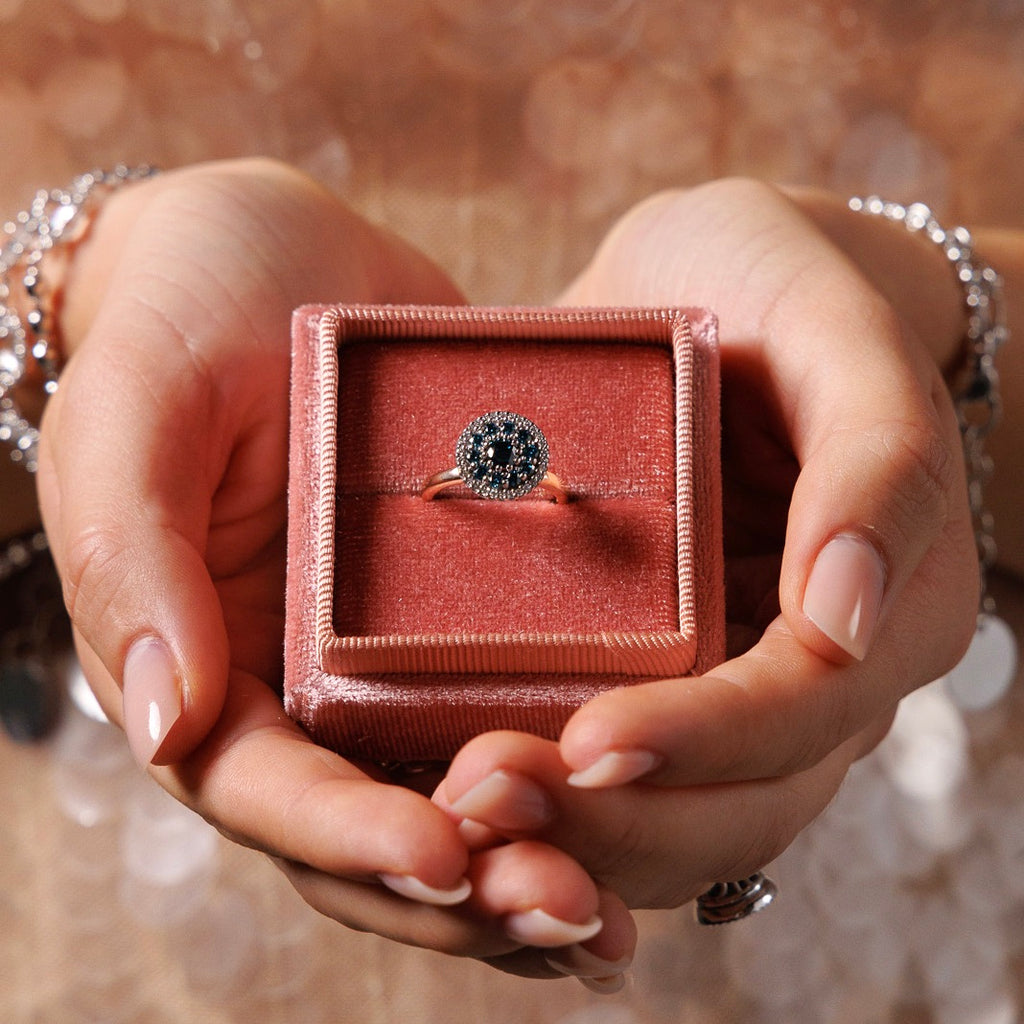 Anello Wish in Oro Rosa e Bianco 18K con Diamanti Blu