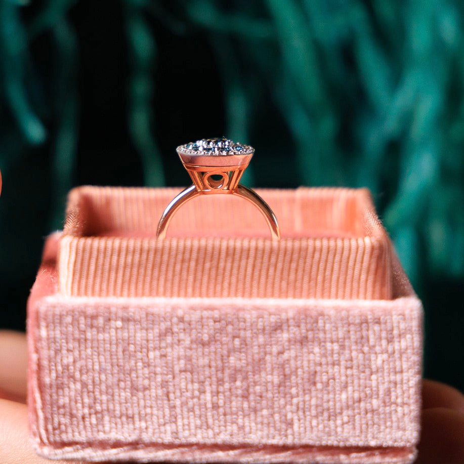 Anello Wish in Oro Rosa e Bianco 18K con Diamanti Blu