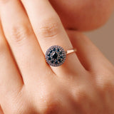 Anello Wish in Oro Rosa e Bianco 18K con Diamanti Blu
