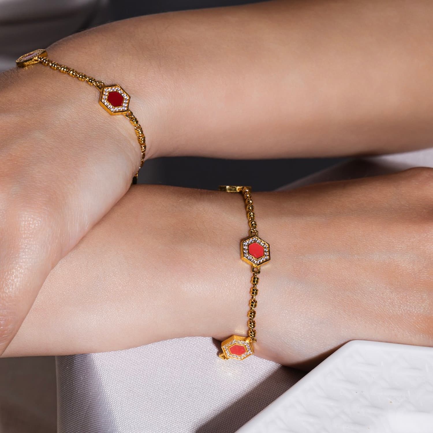 Bracciale Deco Statement in Oro con Rosso, Corallo & Pavé
