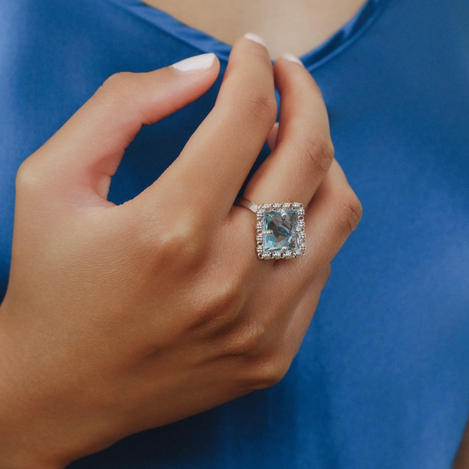 Anello Quadra in Rodio con Topazio Azzurro