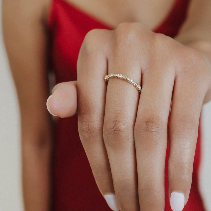 Anello Whisper in Oro Giallo 14k con Cluster di Diamanti