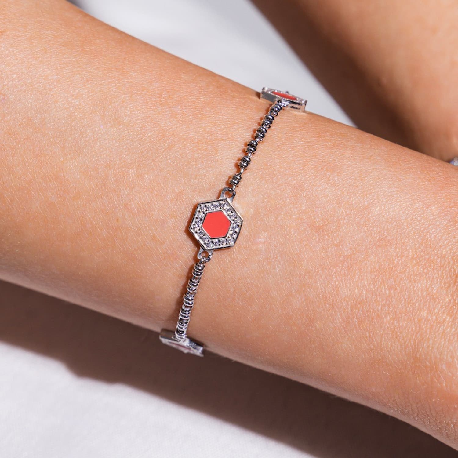 Bracciale Deco Statement in Rodio con Rosso, Corallo & Pavé