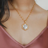 Pendente Filary Esagonale in Oro con Formella Civetta Argento Anticato