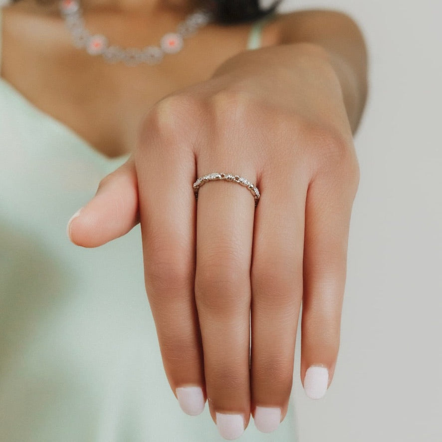 Anello Whisper in Oro Bianco 14k con Cluster di Diamanti