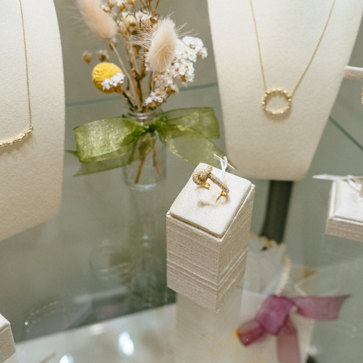 Anello Nodo in Oro Giallo 18K con Diamanti