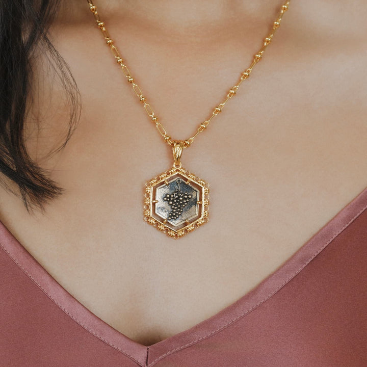 Pendente Filary Esagonale in Oro con Formella Uva Bronzo Anticato
