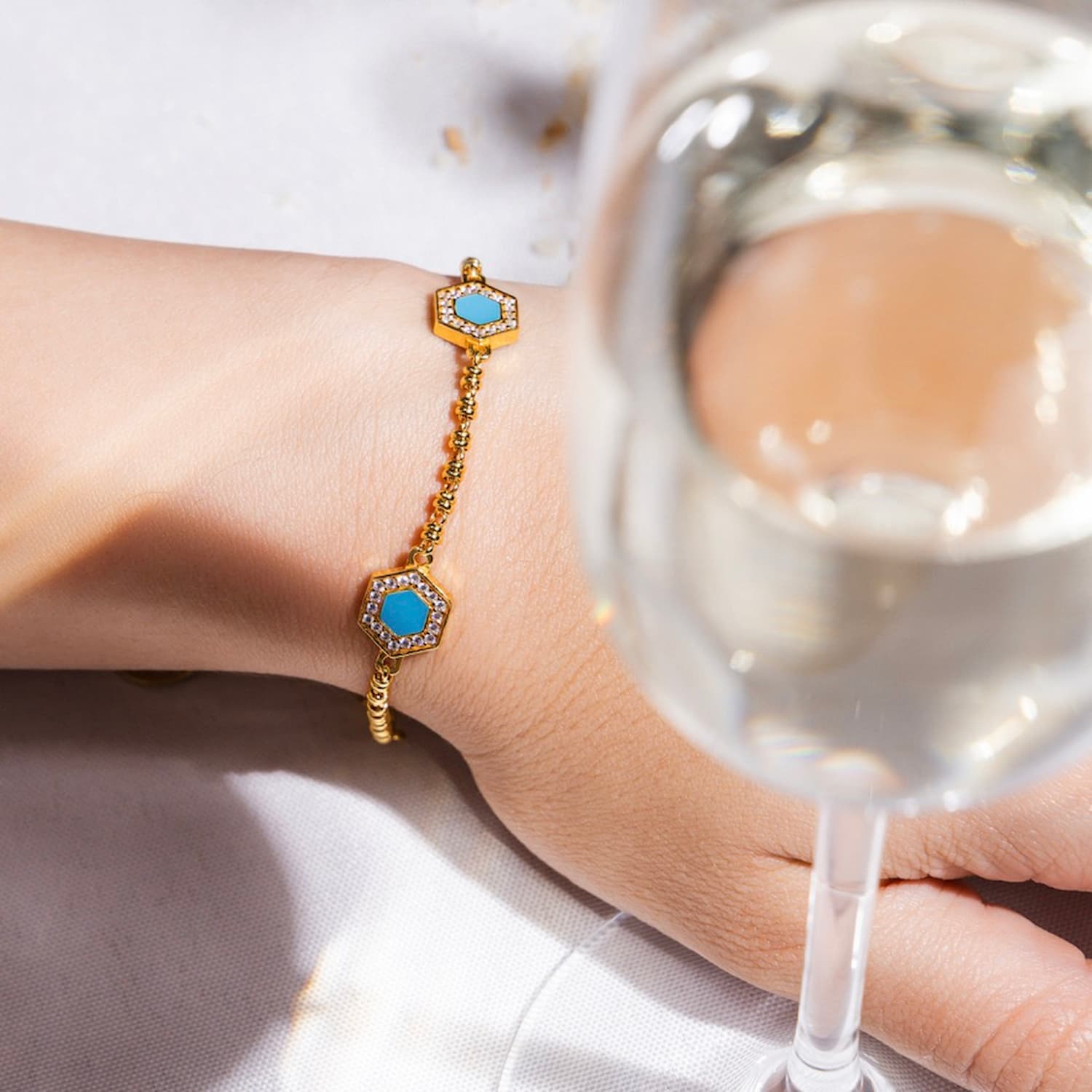 Bracciale Deco Statement in Oro con Blu, Turchese & Pavé