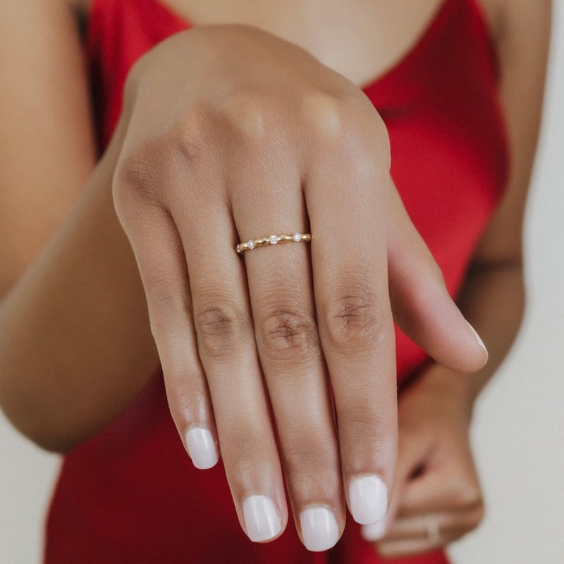 Anello Whisper in Oro Giallo 14k con Punti Luce di Diamanti