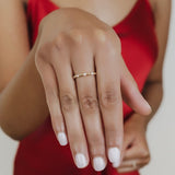 Anello Whisper in Oro Giallo 14k con Punti Luce di Diamanti