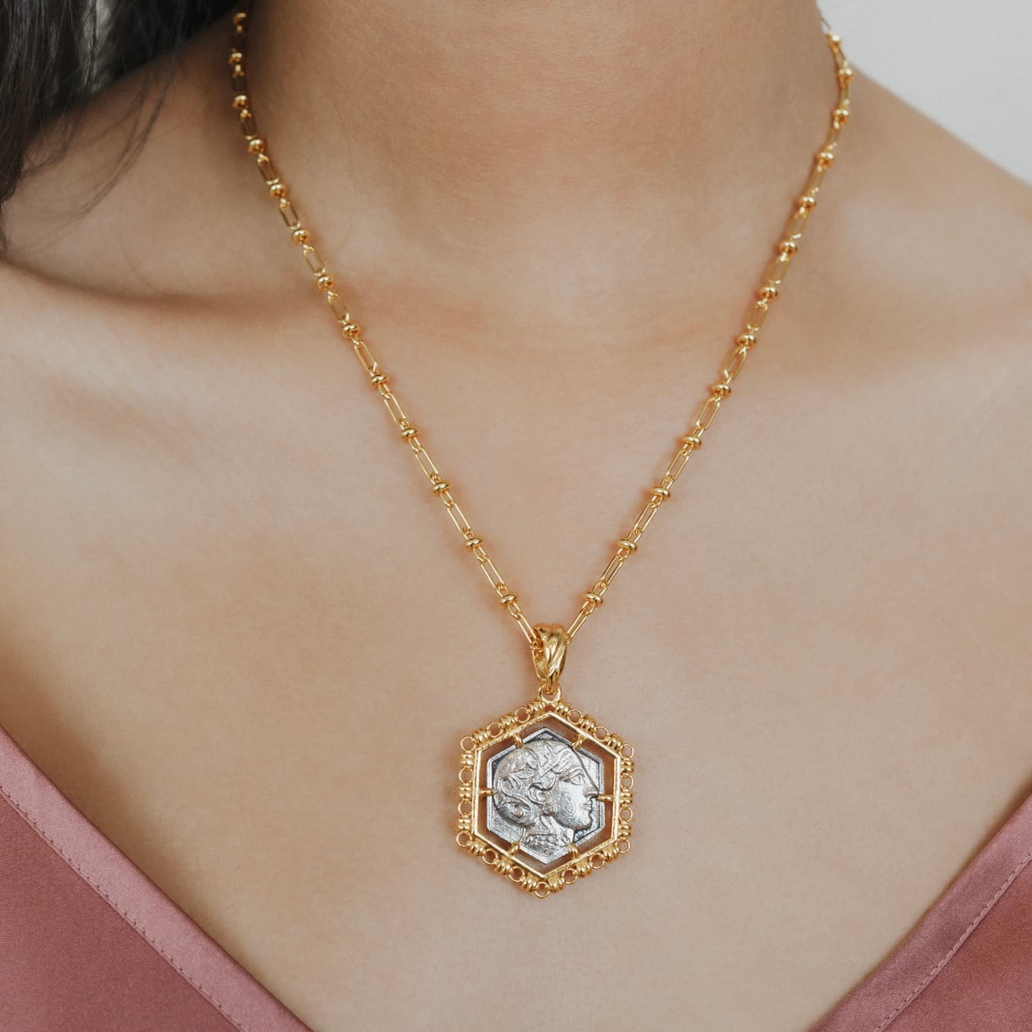 Pendente Filary Esagonale in Oro con Formella Civetta Argento Anticato