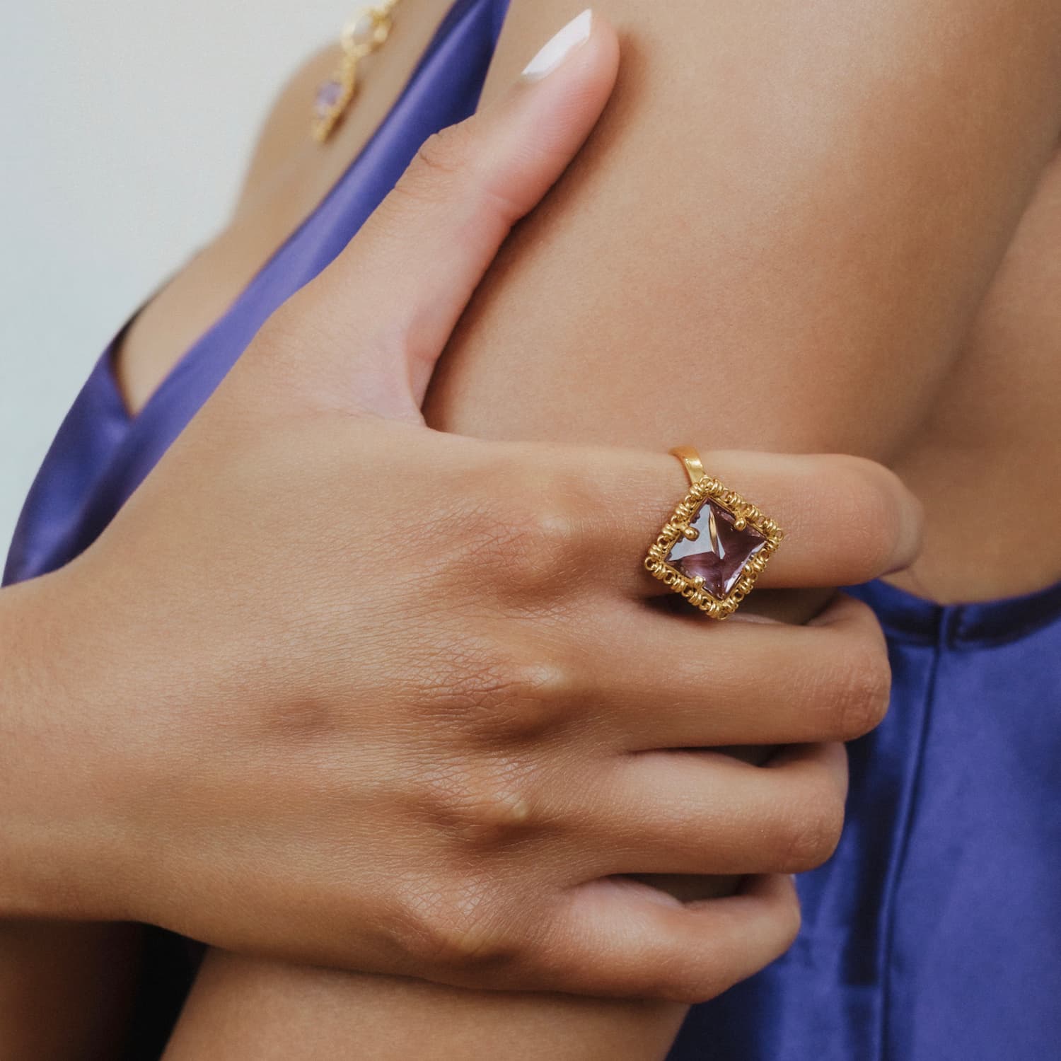 Anello Quadra in Oro con Ametista