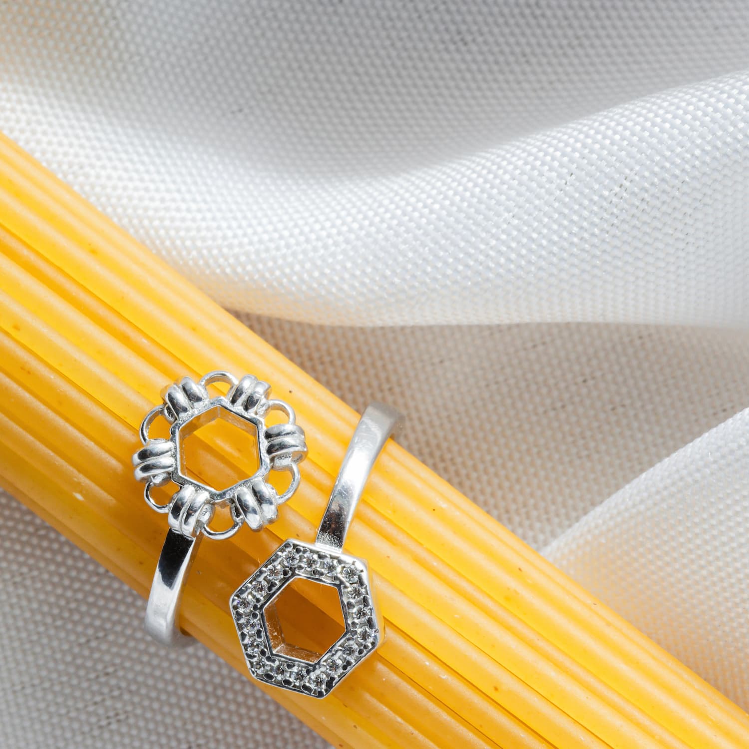 Anello Deco Statement in Rodio con Pavé