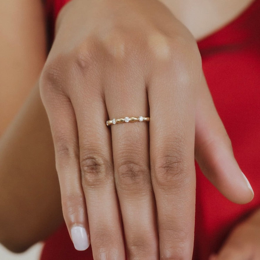 Anello Whisper in Oro Giallo 14k con Punti Luce di Diamanti