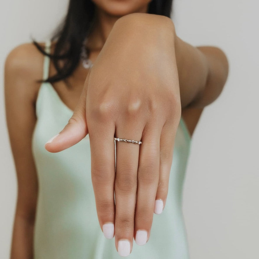 Anello Whisper in Oro Bianco 14k con Punti Luce di Diamanti