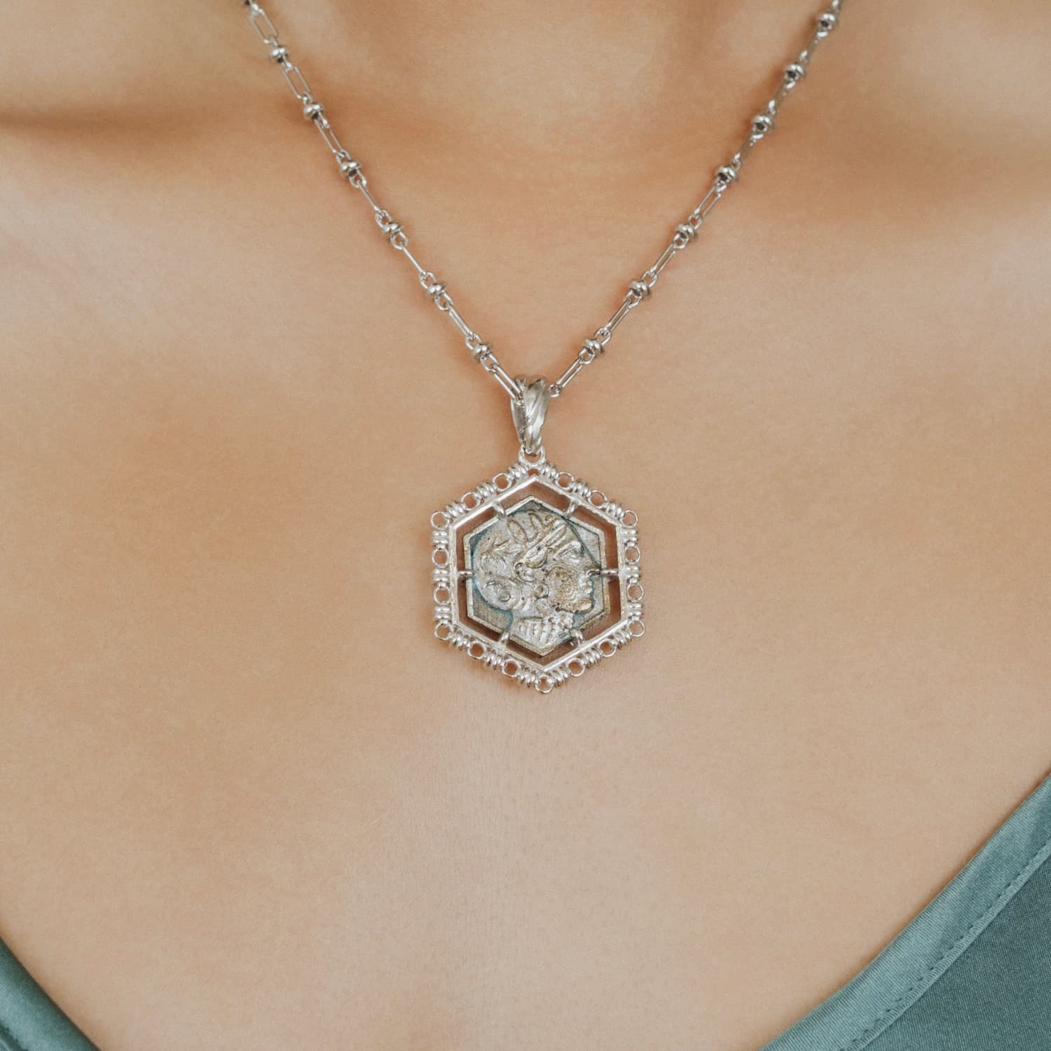 Pendente Filary Esagonale in Rodio con Formella Civetta Argento Anticato