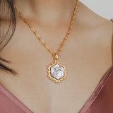 Pendente Filary Esagonale in Oro con Formella Civetta Argento Anticato