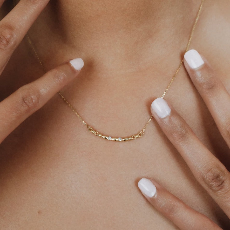 Collana Whisper Mezza Luna in Oro Giallo con Punti Luce di Diamanti