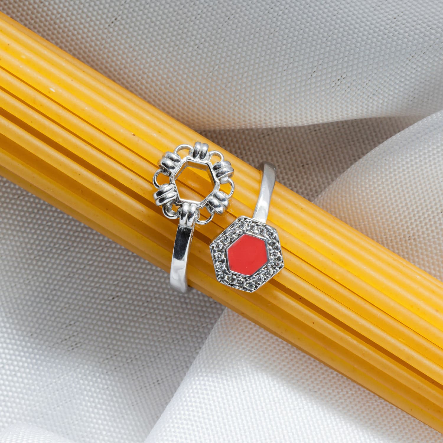 Anello Deco Statement in Rodio con Corallo & Pavé