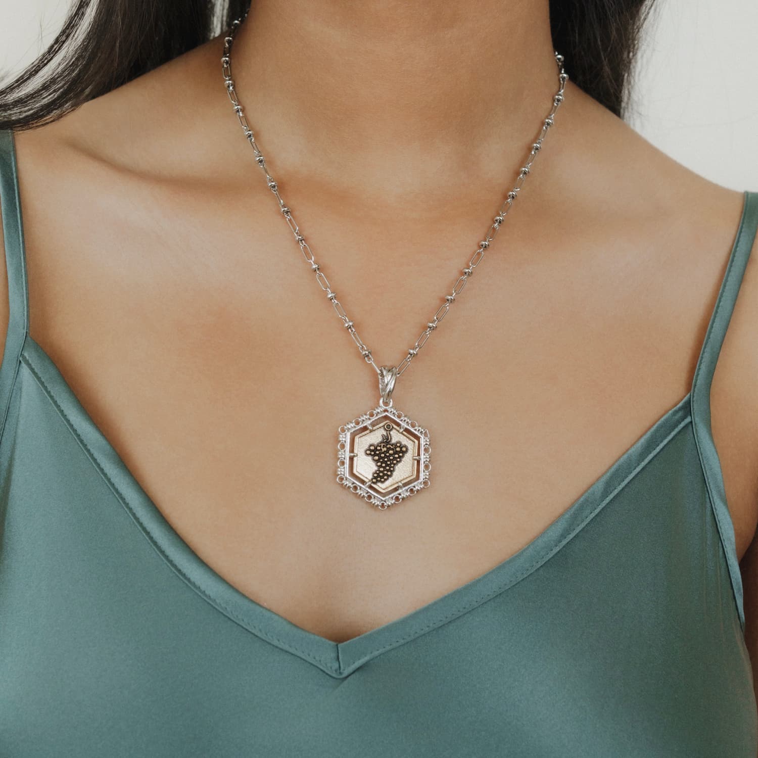 Pendente Filary Esagonale in Rodio con Formella Uva Bronzo Anticato