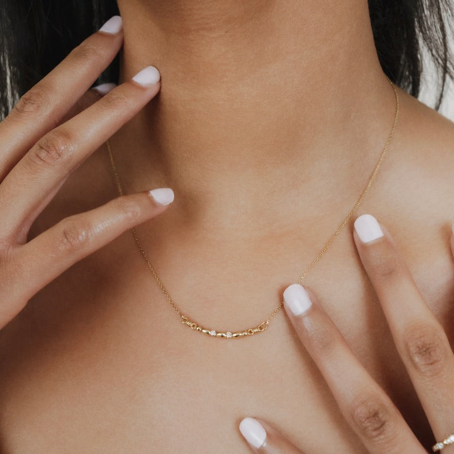 Collana Whisper Mezza Luna in Oro Giallo con Punti Luce di Diamanti