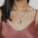 Pendente Filary Esagonale in Oro con Formella Uva Bronzo Anticato