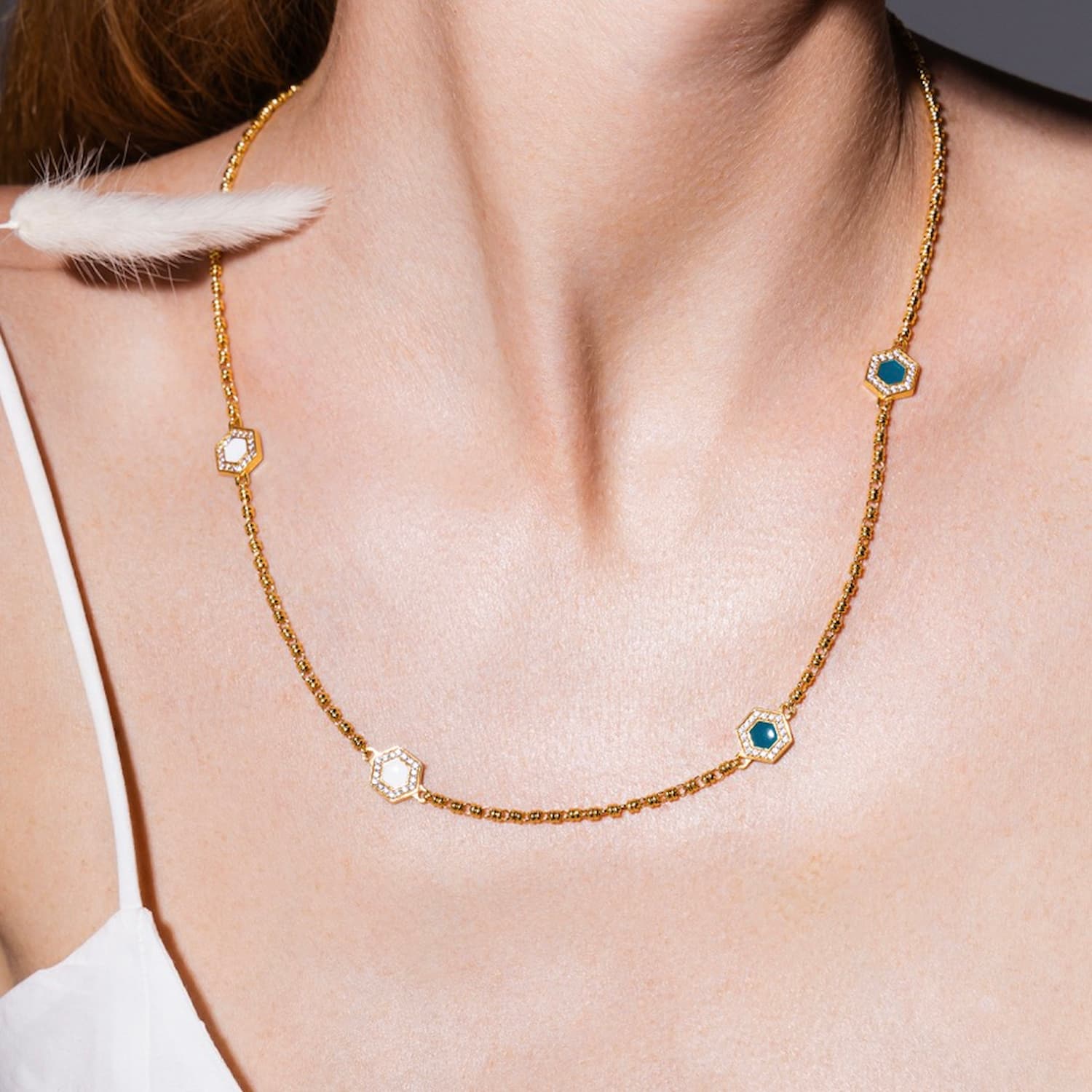 Collana Deco Statement in Oro con Verde, Bianco & Pavé