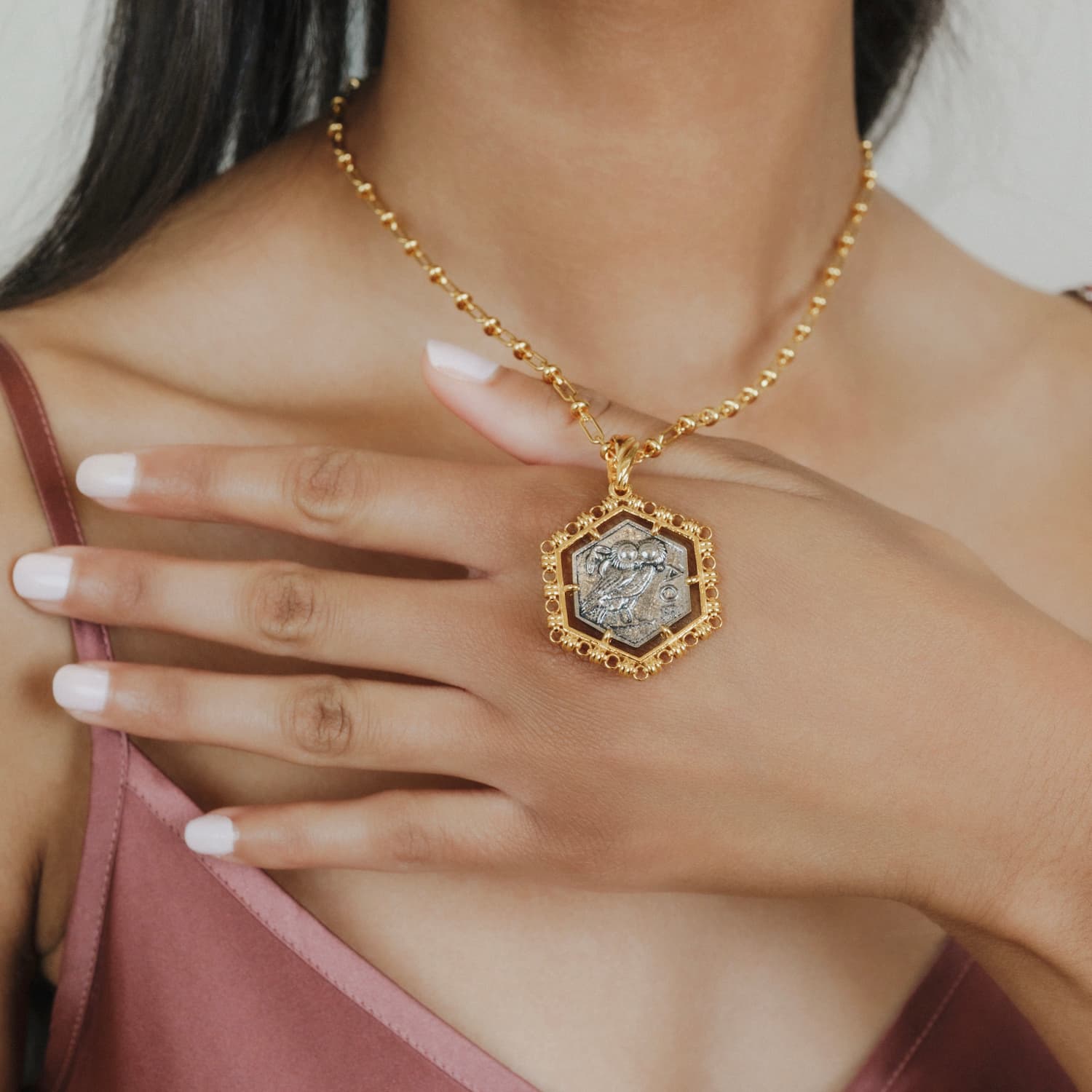 Pendente Filary Esagonale in Oro con Formella Civetta Argento Anticato