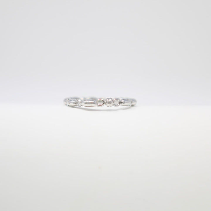 Anello Whisper in Oro Bianco 14k con Punti Luce di Diamanti