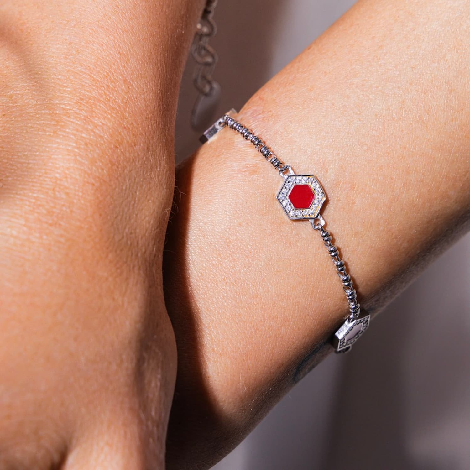 Bracciale Deco Statement in Rodio con Rosso, Corallo & Pavé