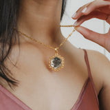 Pendente Filary Esagonale in Oro con Formella Uva Bronzo Anticato