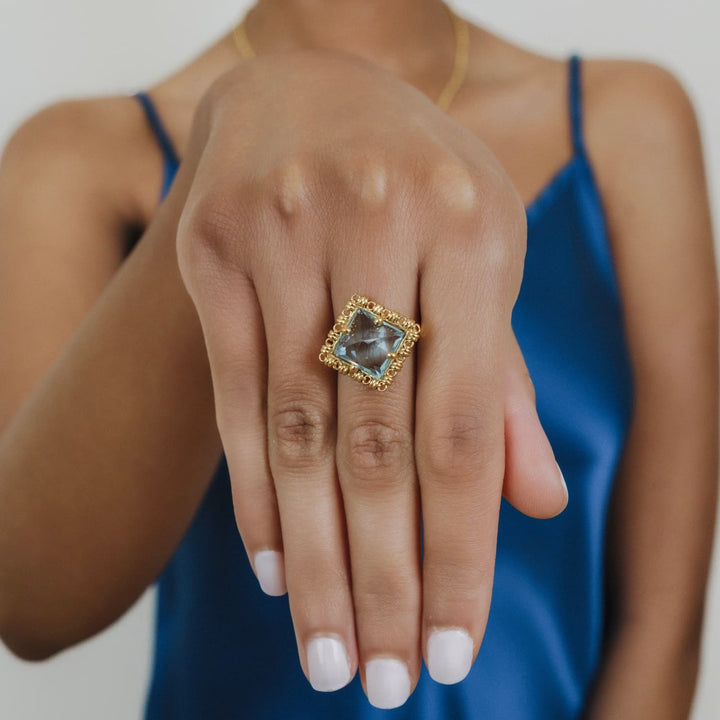 Anello Quadra in Oro con Topazio Azzurro