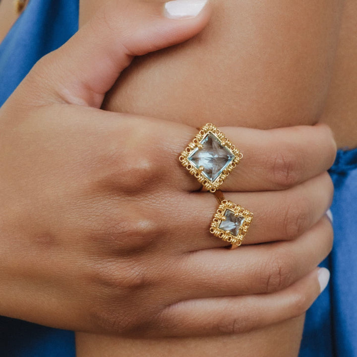 Anello Quadra in Oro con Topazio Azzurro