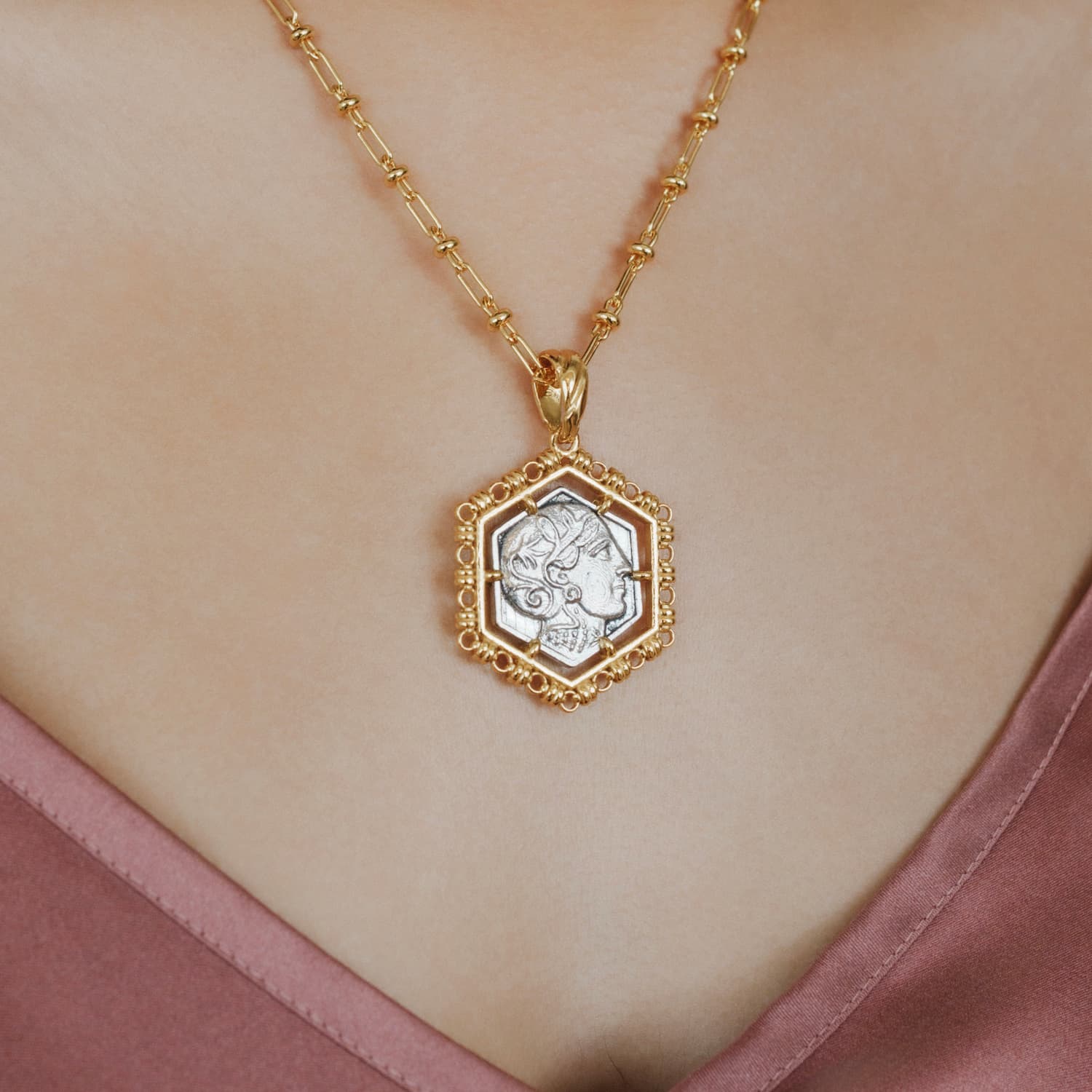 Pendente Filary Esagonale in Oro con Formella Civetta Argento Anticato