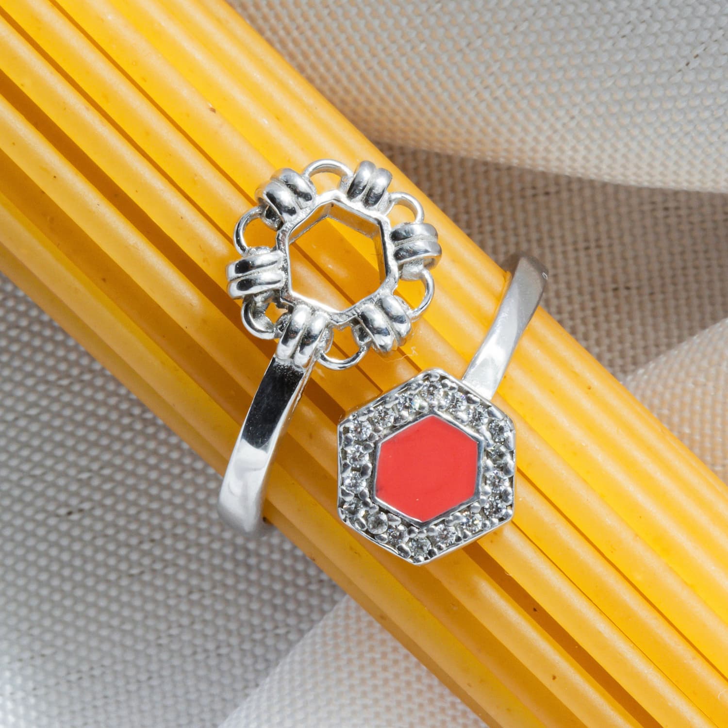 Anello Deco Statement in Rodio con Corallo & Pavé