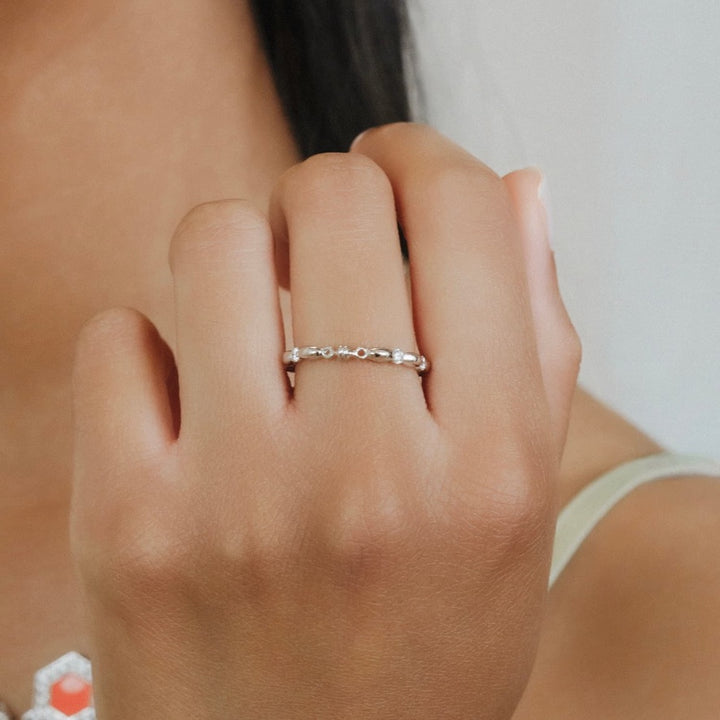 Anello Whisper in Oro Bianco 14k con Punti Luce di Diamanti
