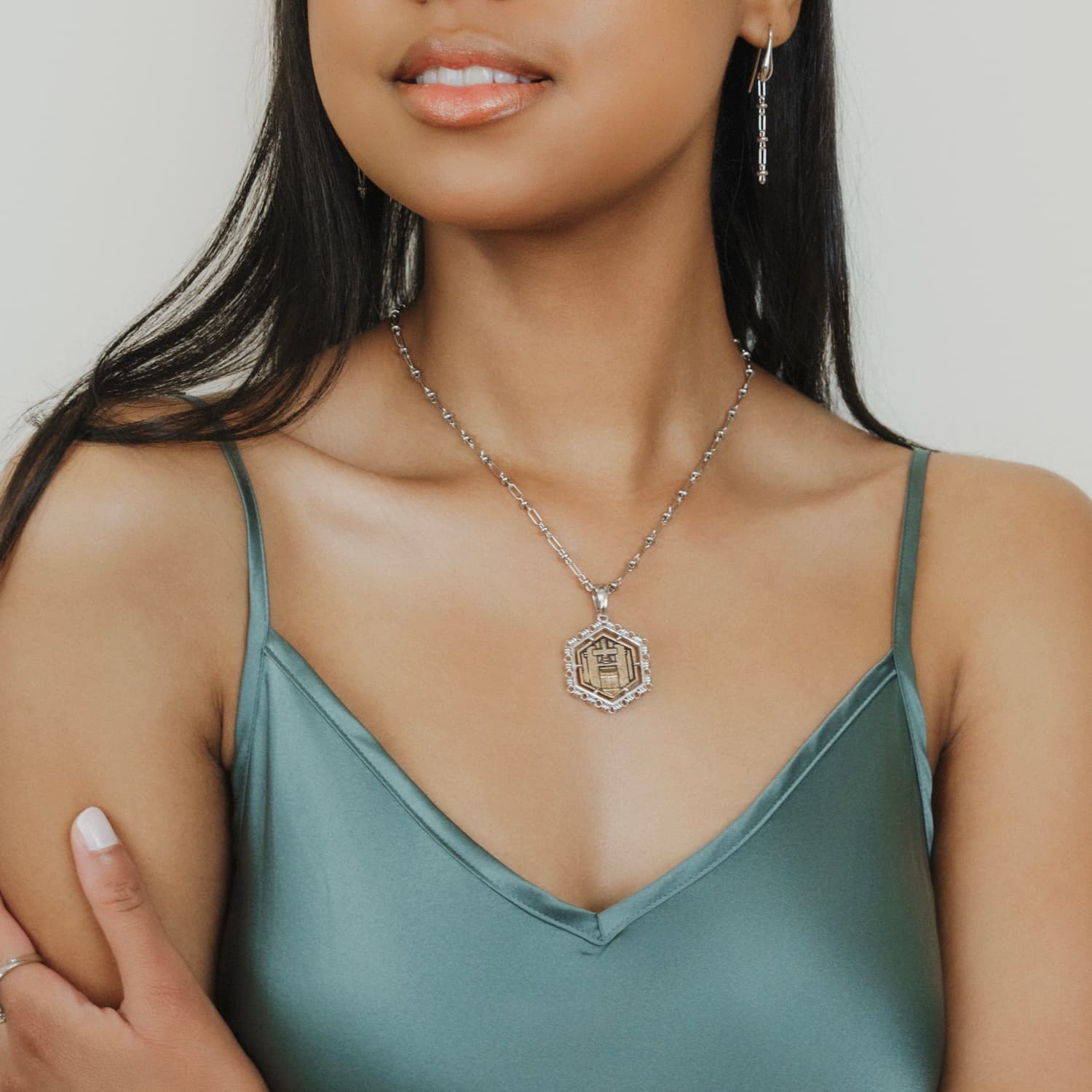 Pendente Filary Esagonale in Rodio con Formella Uva Bronzo Anticato