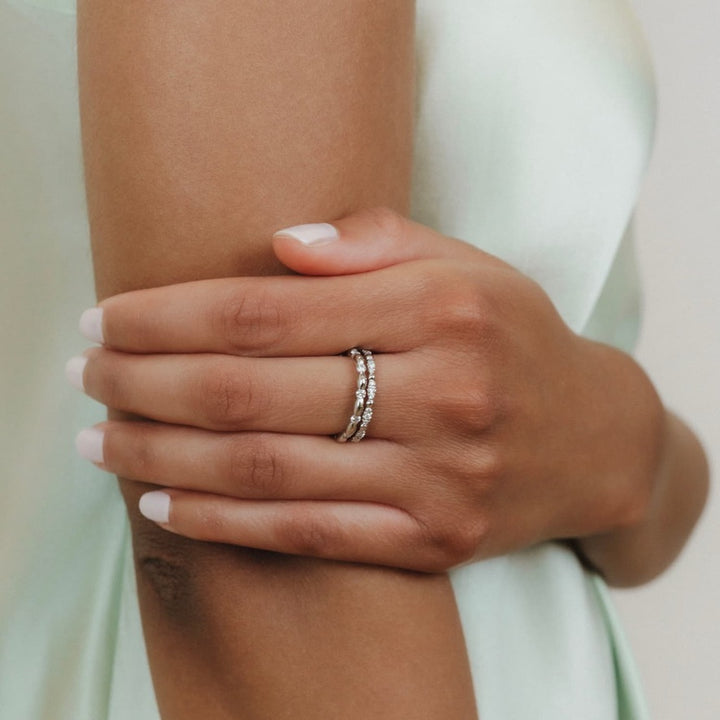 Anello Whisper in Oro Bianco 14k con Punti Luce di Diamanti