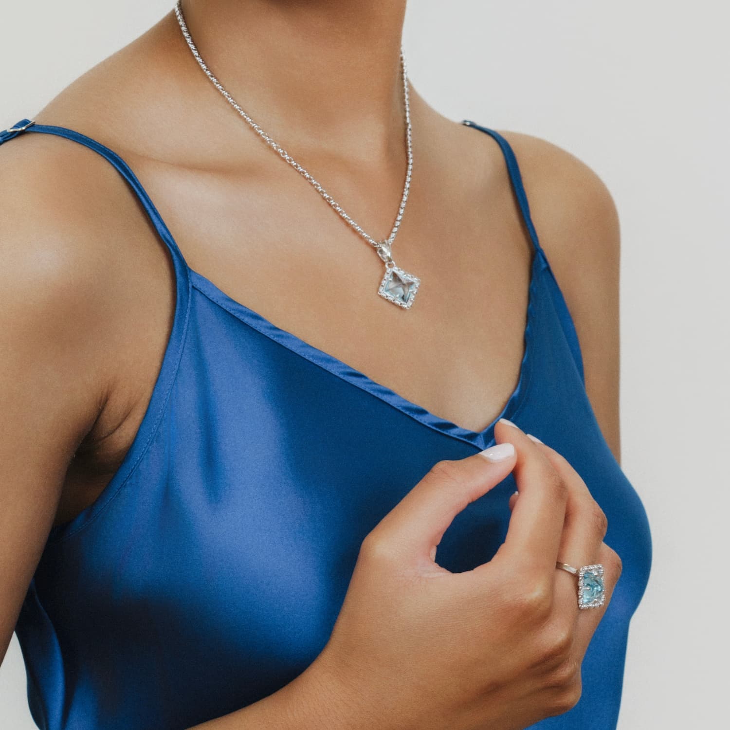 Anello Quadra in Rodio con Topazio Azzurro