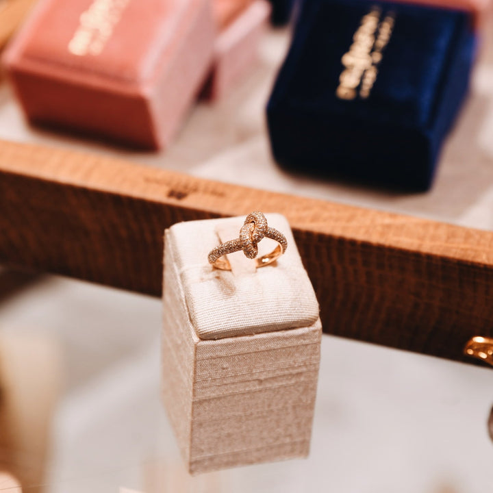 Anello Nodo in Oro Giallo 18K con Diamanti