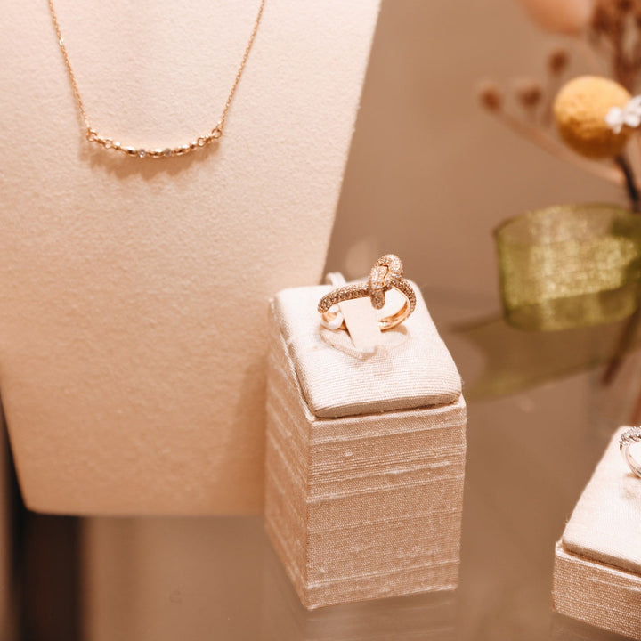 Anello Nodo in Oro Giallo 18K con Diamanti