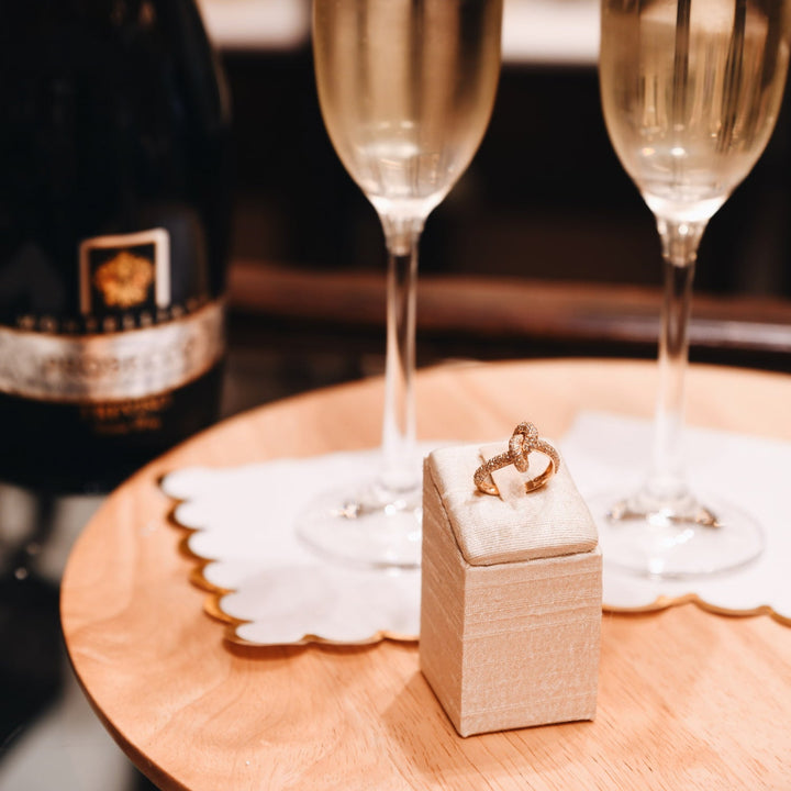 Anello Nodo in Oro Giallo 18K con Diamanti